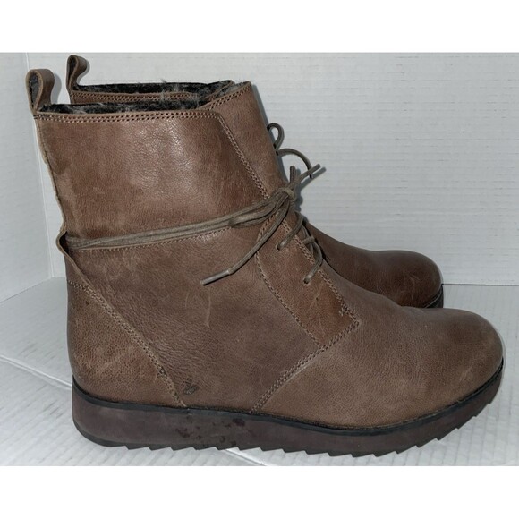 Clarks Ankle Boots Womens 9.5 Brown Leather Fur Lined Wrap Lace Booties Casual - Picture 1 of 16